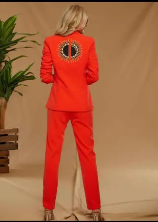Traje rojo de chaqueta y pantalón.