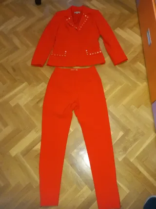 Traje rojo de chaqueta y pantalón.