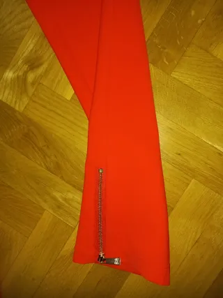 Traje rojo de chaqueta y pantalón.