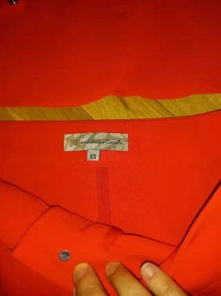 Traje rojo de chaqueta y pantalón.