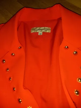 Traje rojo de chaqueta y pantalón.