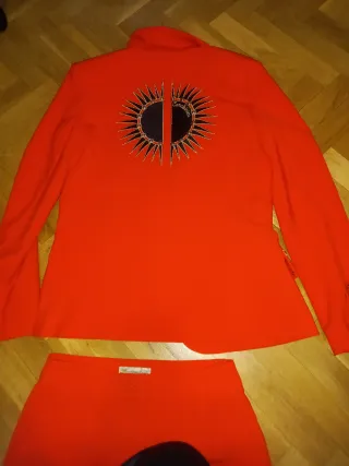 Traje rojo de chaqueta y pantalón.
