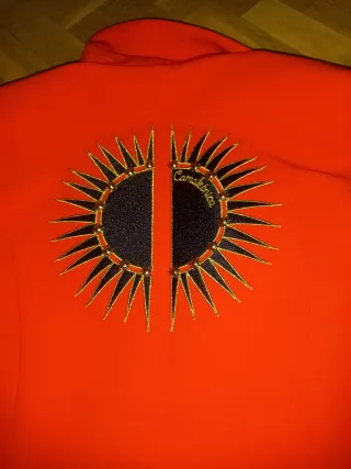 Traje rojo de chaqueta y pantalón.