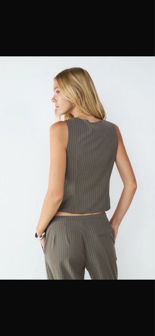 Chaleco verde oliva con fruncido.