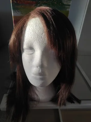 Peluca sintética castaña con reflejos caoba.