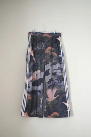 Pantalón Adidas ancho estampado oriental