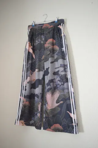 Pantalón Adidas ancho estampado oriental