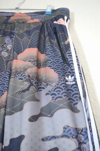 Pantalón Adidas ancho estampado oriental