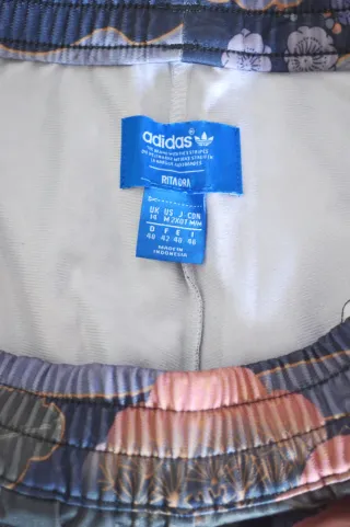 Pantalón Adidas ancho estampado oriental