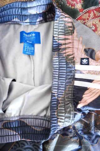 Pantalón Adidas ancho estampado oriental