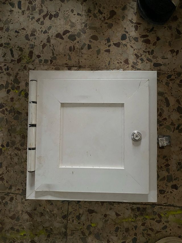 Ventana blanca con cerradura 30/30