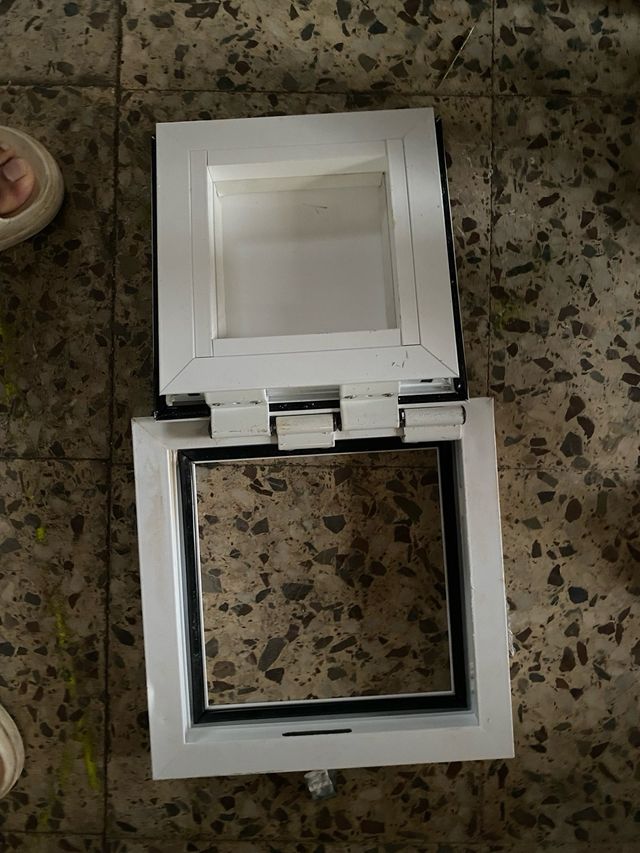 Ventana blanca con cerradura 30/30