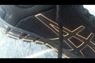 Zapatillas Asics Negras y Doradas