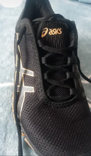 Zapatillas Asics Negras y Doradas