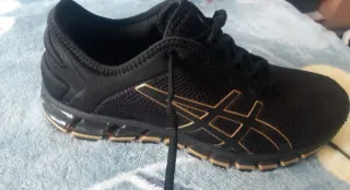 Zapatillas Asics Negras y Doradas