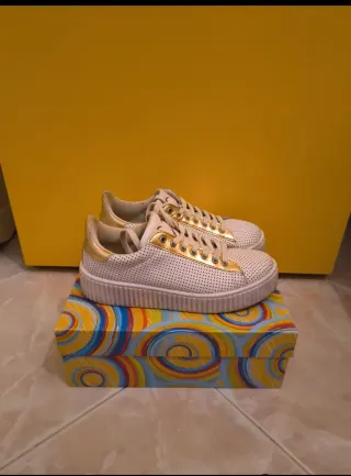 Sneakers bianche con dettagli oro