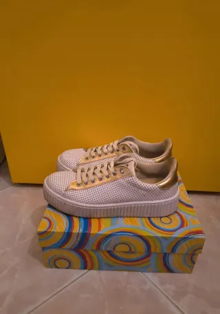 Sneakers bianche con dettagli oro