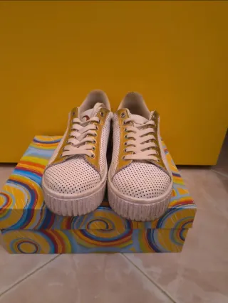 Sneakers bianche con dettagli oro