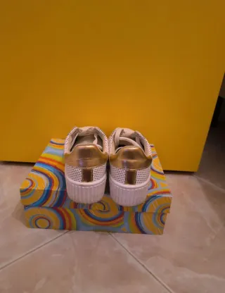 Sneakers bianche con dettagli oro