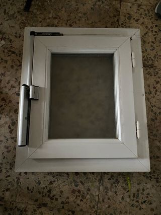 Ventana blanca con marco de aluminio 60/50