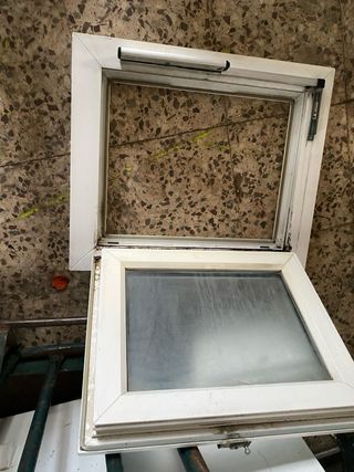 Ventana blanca con marco de aluminio 60/50