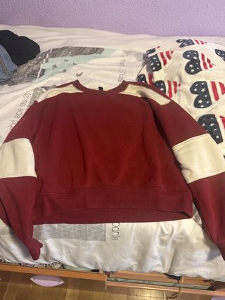 Sudadera granate con detalles blancos