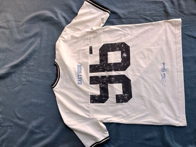 Camiseta con estampado de East Side marrón y crema