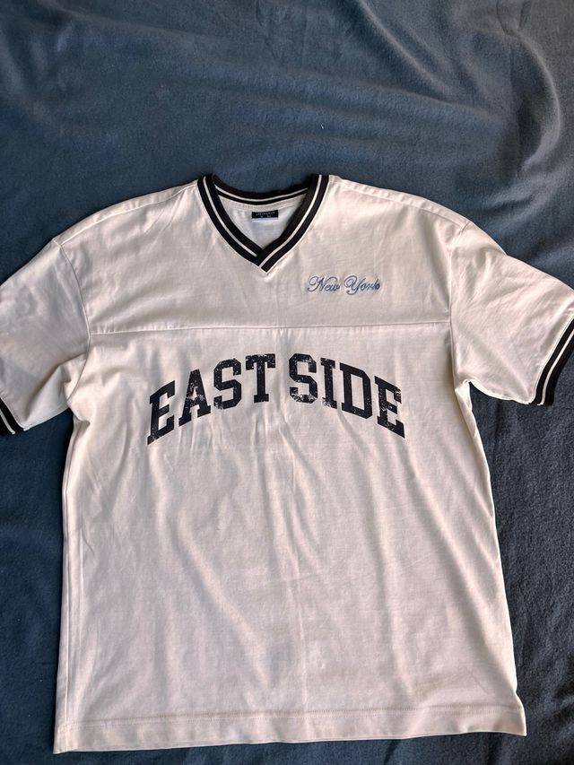 Camiseta con estampado de East Side marrón y crema