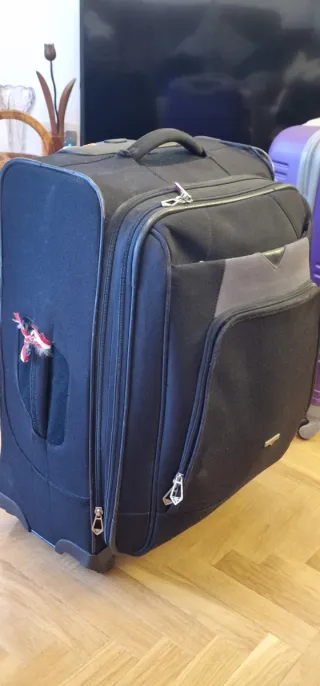 Maleta de viaje negra con detalles morados