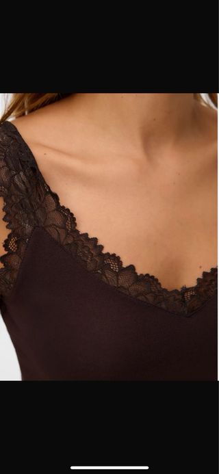 Top tirantes encaje marrón chocolate.