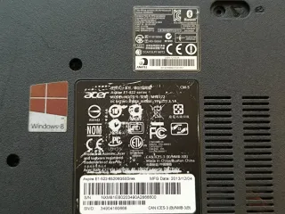 Ordenador portátil Acer negro con pegatinas