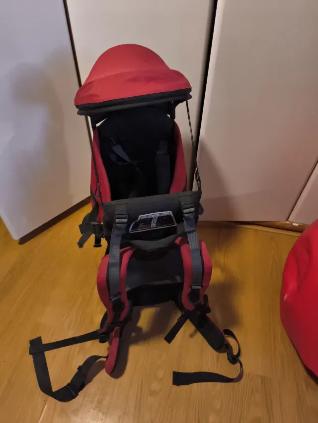 Mochila Porta Bebé Roja y Negra con capota