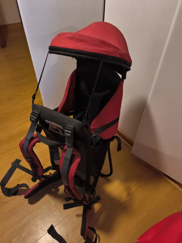 Mochila Porta Bebé Roja y Negra con capota