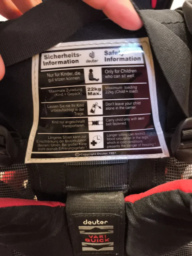 Mochila Porta Bebé Roja y Negra con capota