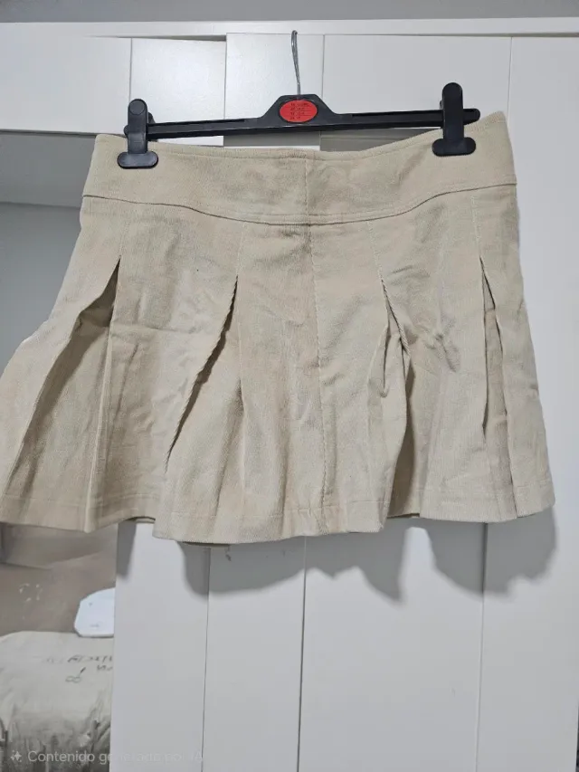 Falda beige plisada