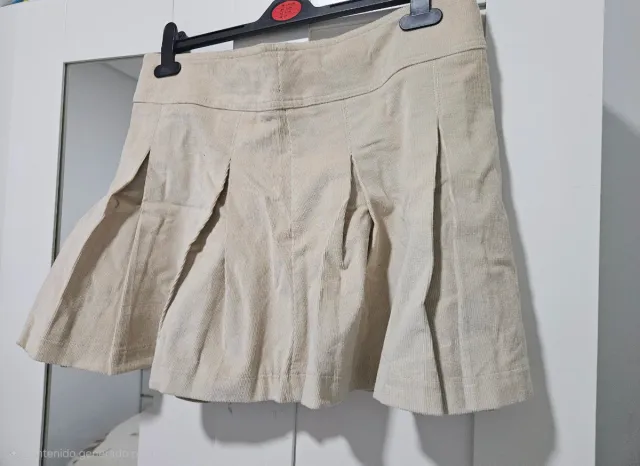 Falda beige plisada