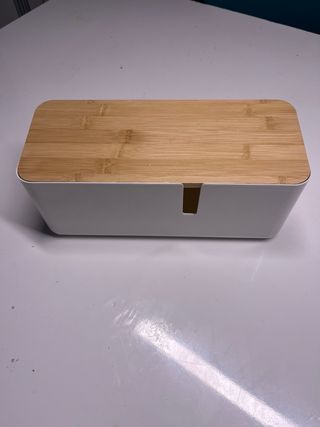 Organizador de cables blanco y madera