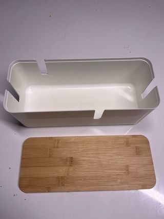 Organizador de cables blanco y madera