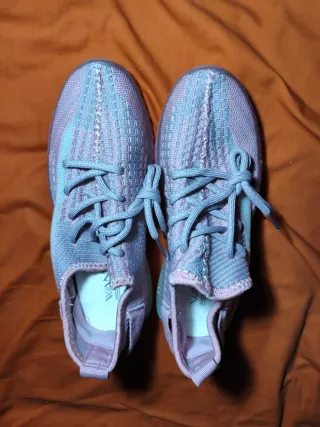 Deportivas rosas y azules