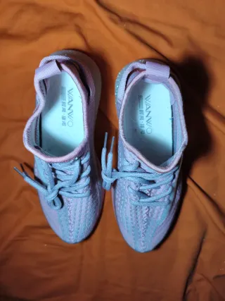 Deportivas rosas y azules