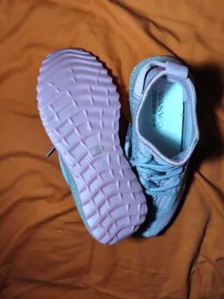 Deportivas rosas y azules