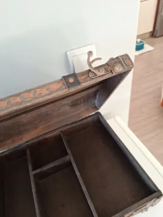 Baúl antiguo madera y metal