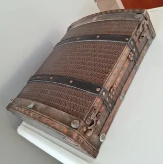 Baúl antiguo madera y metal