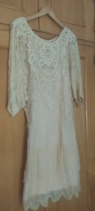 Vestido de encaje beige