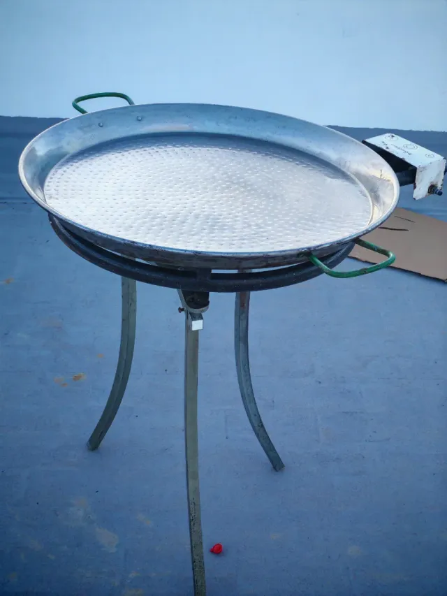 Paellero, trípode y paellera metálica