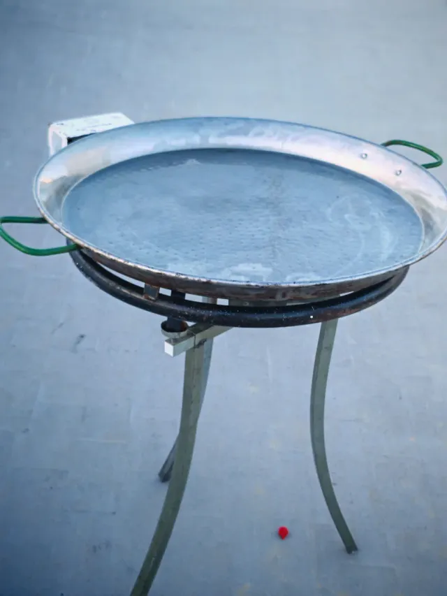 Paellero, trípode y paellera metálica