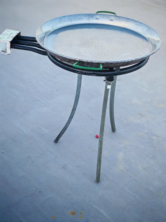 Paellero, trípode y paellera metálica