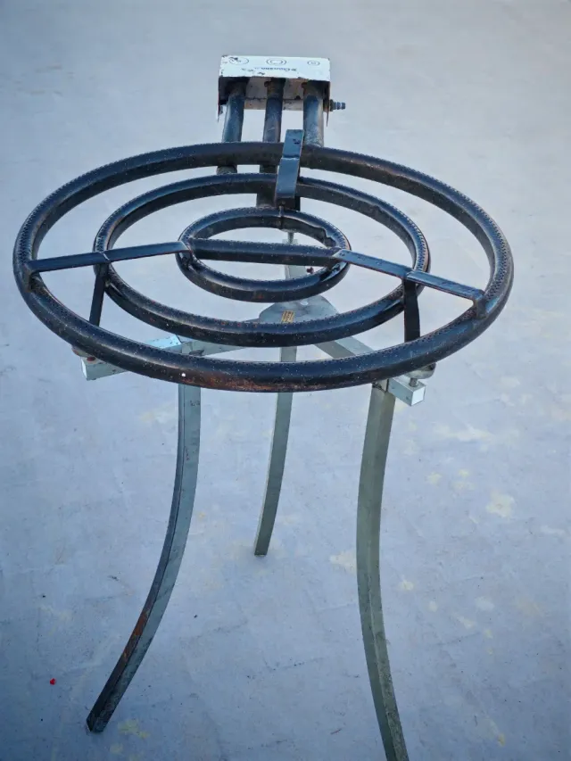 Paellero, trípode y paellera metálica