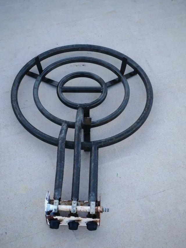 Paellero, trípode y paellera metálica