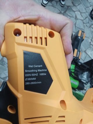 Frattazzo elettrico con velocità regolabile